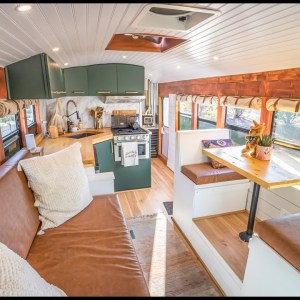 DIY School Bus Conversion W/ Gorgeous Kitchen & Luxurious Bathroom